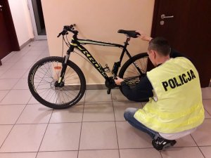 Policjant z odzyskanym rowerem
