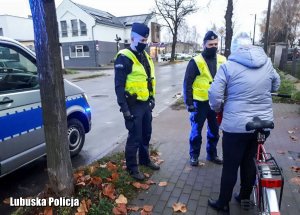 Policjanci podczas rozmowy z rowerzystką.