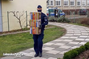 policjant niesie zebrane przedmioty
