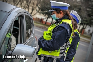 Policjantki drogówki podczas kontroli drogowej pojazdu osobowego.