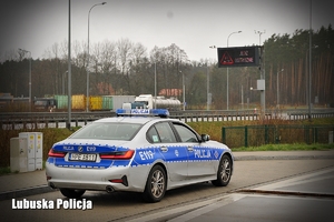Policyjny radiowóz na miejscu obsługi podróżnych na drodze ekspresowej S3.