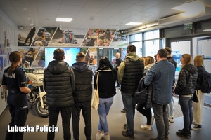 Uczniowie liceum podczas oglądania spotu promocyjnego Lubuskiej Policji.