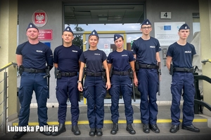 Kursanci przed Komendą Powiatową Policji w Sulęcinie
