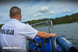 Policjant struje łodzią