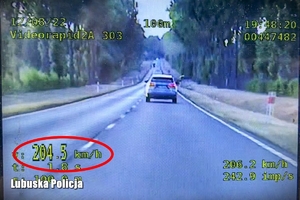 Zrzut ekranu z videorejestratora- pojazd na drodze krajowej