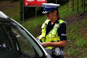 Policjantka ruchu drogowego podczas kontroli