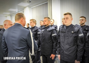 Komendant Wojewódzki Policji w Gorzowie Wielkopolskim gratuluje nowo przyjętemu policjantowi.