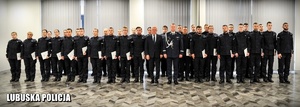 Policjanci stojący w rzędzie wspólnie z Komendantem Wojewódzkim Policji w Gorzowie Wielkopolskim oraz Wojewodą Lubuskim.