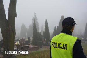 policjant strzeże bezpieczeństwa na cmentarzu