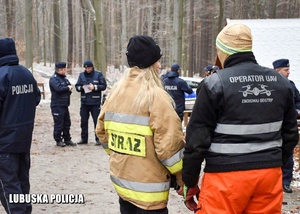 Funkcjonariuszka straży pożarnej oraz operator drona podczas ćwiczeń sztabowych w lesie.