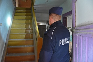 Policjant podczas sprawdzania opuszczonego domu.