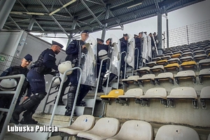 Policjanci oddziałów prewencji podczas ćwiczeń na stadionie.