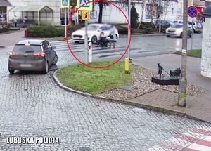 Nagranie z kamery monitoringu - kobieta z wózkiem dziecięcym przechodzi przez przejście dla pieszych.