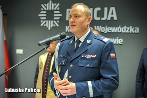 Komendant Wojewódzki Policji przemawia do nowo przyjętych policjantów.