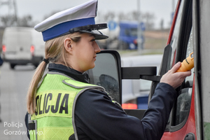 Policjantka sprawdza stan trzeźwości kierowcy