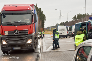 Inspekcja transportu drogowego przeprowadza kontrolę samochodu ciężarowego