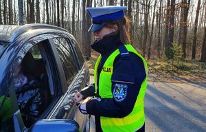 Policjantka ruchu drogowego sprawdza trzeźwość kierowcy