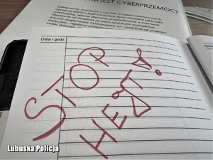 napis STOP HEJT w notatniku policyjnym