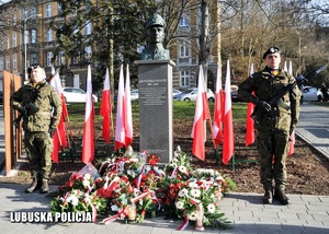 Posterunek honorowy przy pomniku Rotmistrza Witolda Pileckiego.