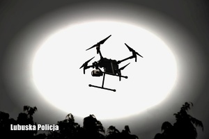Policyjny dron na niebie.