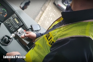 Policjant sprawdza trzeźwość kierowcy