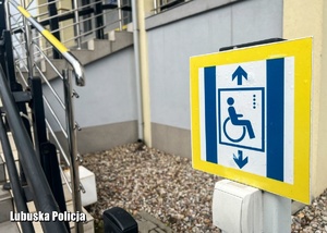 Włącznik windy dla osób niepełnosprawnych na zewnątrz komendy Policji.
