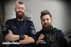 dwaj uśmiechnięci policjanci