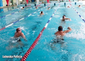 Uczestnicy policyjnego szkolenia - osoby znajdujące się w basenie.