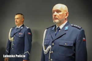 Dowódca uroczystości stoi przed Zastępcą Komendanta Wojewódzkiego Policji.