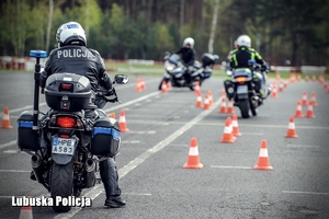policjant ćwiczy jazdę motocyklem na torze