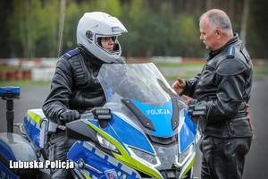 policyjni motocykliści rozmawiają ze sobą