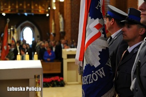 Poczet sztandarowy Lubuskiej Policji w kościele.