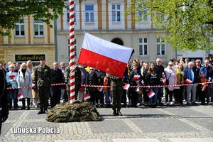 Poczet flagowy żołnierzy podczas podniesienia flagi państwowej.
