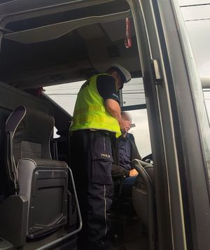 Policjant podczas kontroli stanu trzeźwości kierowcy autokaru