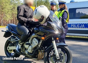 Policjantki przeprowadzają kontrolę drogową motocyklistki.