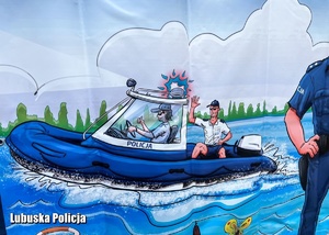 Plakat przedstawiający namalowanych policjantów na motorówce.