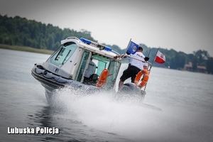 Policjanci patrolu wodnego na łodzi monitorują stan bezpieczeństwa na jeziorze