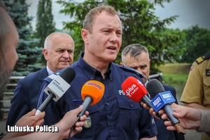 Komendant Wojewódzki Policji podczas konferencji prasowej przemawia do dziennikarzy.