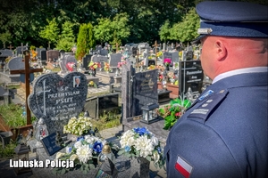 policjant stoi przy grobie