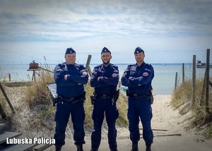 Policjanci Samodzielnego Pododdziału Prewencji Policji z Gorzowa Wielkopolskiego przy plaży