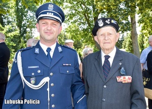 Policjant stojący z kombatantem.