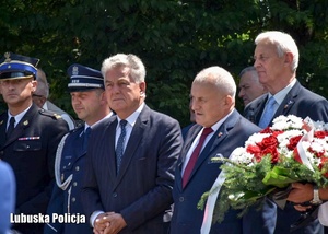 Wicewojewoda Lubuski stojący obok uczestników uroczystości.