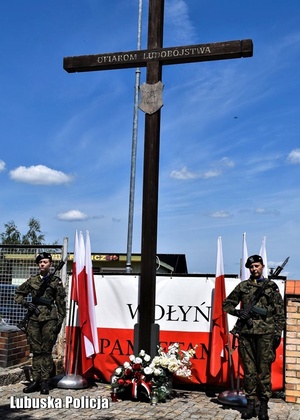Posterunek honorowy żołnierzy przy krzyżu pamięci o Polakach zamordowanych na Wołyniu.