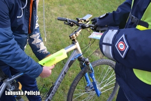 Policjanci z odzyskanym rowerem