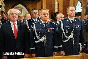 Wojewoda Lubuski oraz policjanci stojący w kościele.