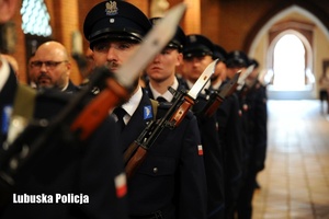 Kompania honorowa policjantów stojąca w kościele podczas mszy świętej.