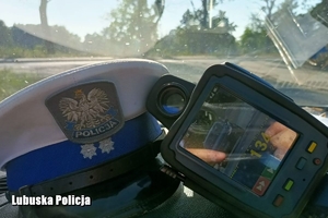 policyjna czapka i rejestrator prędkości