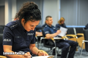 policjantka rozwiązuje test