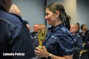 policjantka odbiera nagrodę