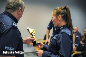 policjantka odbiera nagrodę